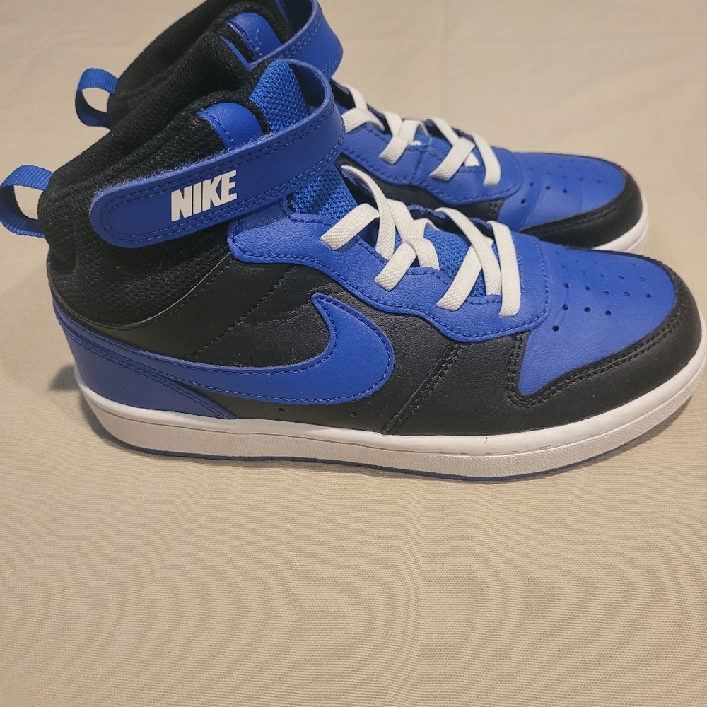 NIKE YOUTH BASKETBALL SHOES